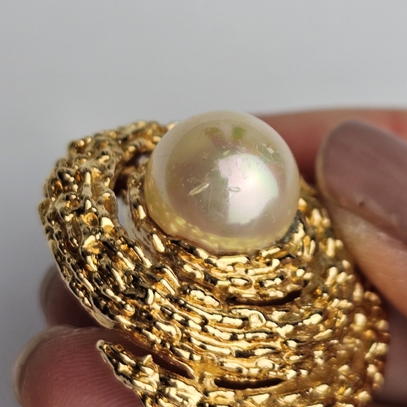 Vtg Gold Tone Crown Trifari Textured Spiral With Large Faux Pearl Brooch Signed - Picture 9 of 10